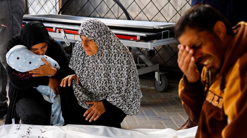 Katil İsrail Gazze'de can almaya devam ediyor! Kundakları kefenleri oldu - Resim: 1