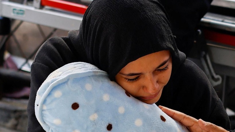 Katil İsrail Gazze'de can almaya devam ediyor! Kundakları kefenleri oldu - Resim: 2