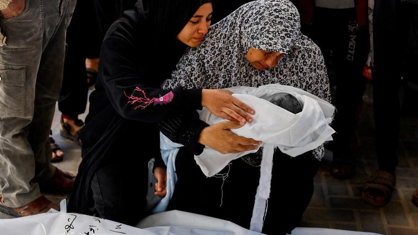 Katil İsrail Gazze'de can almaya devam ediyor! Kundakları kefenleri oldu - Resim: 6