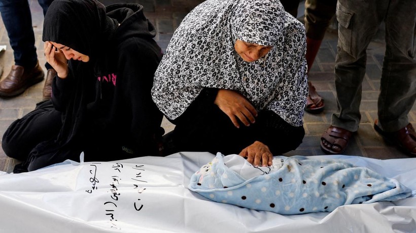 Katil İsrail Gazze'de can almaya devam ediyor! Kundakları kefenleri oldu - Resim: 7