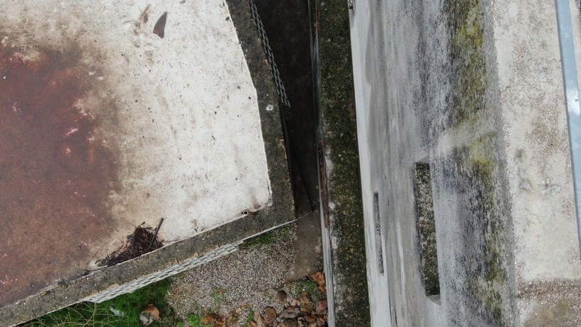 Kilo alan bu evden caddeye çıkamıyor! Yağmur yağdığında şemsiye bile açamıyorlar - Resim: 11