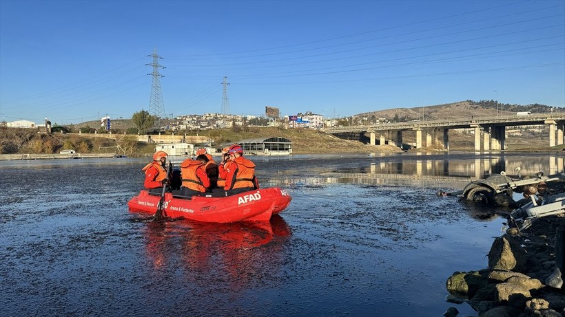 Kahramanmaraş'ta oyun oynarken nehre düşen ve kaybolan çocuğu arama çalışmaları devam ediyor - Resim: 1