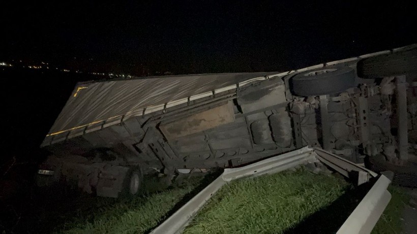 Düzce'de lastiği patlayan tır şarampole devrildi! Sürücü tedavi edildi - Resim: 8