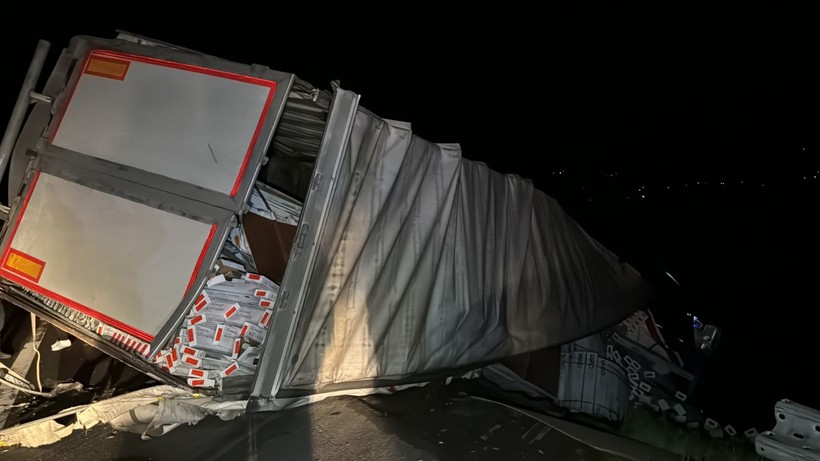 Düzce'de lastiği patlayan tır şarampole devrildi! Sürücü tedavi edildi - Resim: 6