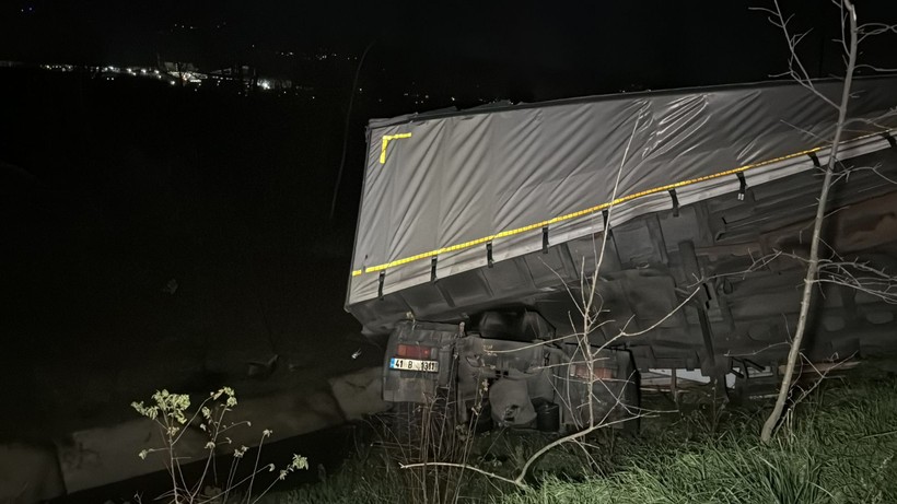 Düzce'de lastiği patlayan tır şarampole devrildi! Sürücü tedavi edildi - Resim: 3