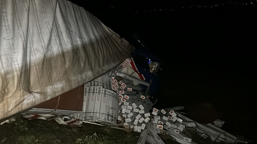 Düzce'de lastiği patlayan tır şarampole devrildi! Sürücü tedavi edildi - Resim: 2