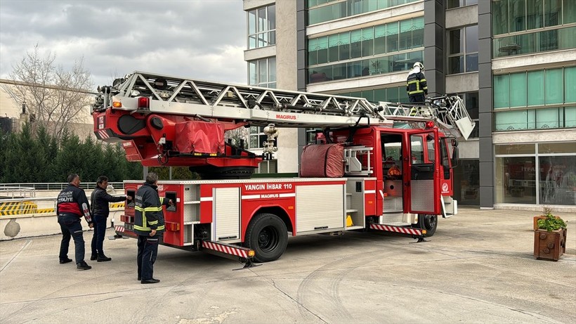 Karabük'te 16 katlı binada yangın ve kurtarma tatbikatı! Mahsur kalanlar için itfaiye ekipleri devreye girdi - Resim: 4