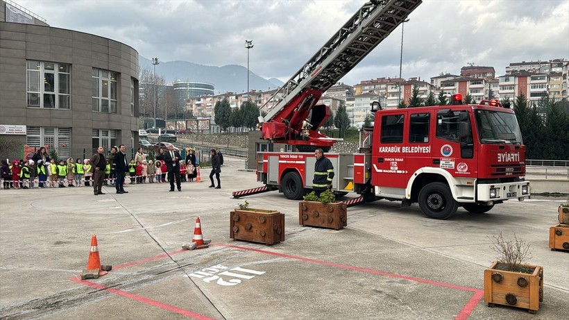 Karabük'te 16 katlı binada yangın ve kurtarma tatbikatı! Mahsur kalanlar için itfaiye ekipleri devreye girdi - Resim: 5