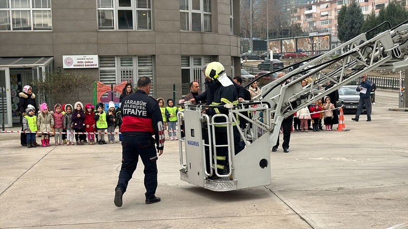 Karabük'te 16 katlı binada yangın ve kurtarma tatbikatı! Mahsur kalanlar için itfaiye ekipleri devreye girdi - Resim: 7