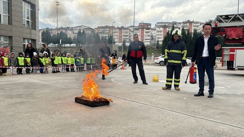 Karabük'te 16 katlı binada yangın ve kurtarma tatbikatı! Mahsur kalanlar için itfaiye ekipleri devreye girdi - Resim: 9