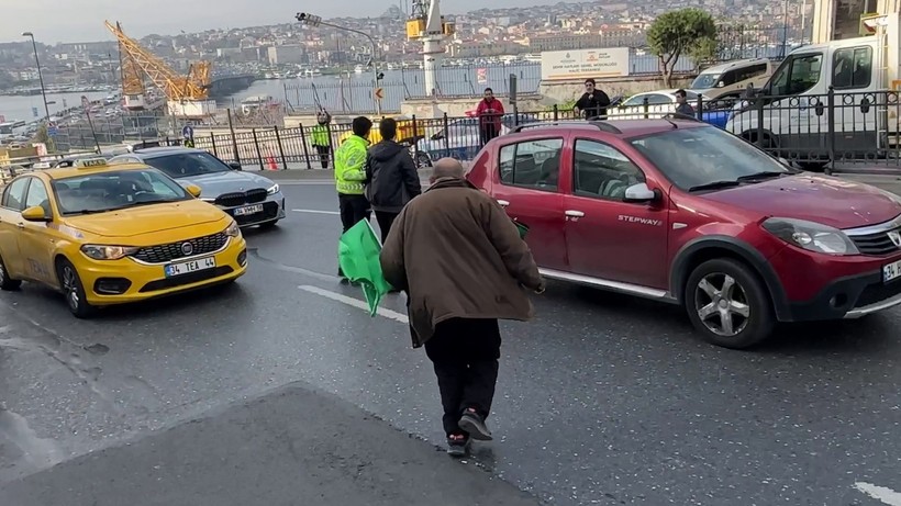 "Siz Arap sevicisiniz" diyerek Filistin'e destek yürüyüşüne katılan kişiye yumruk attı! - Resim : 1