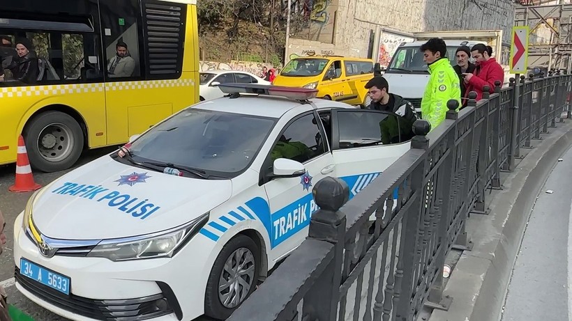 "Siz Arap sevicisiniz" diyerek Filistin'e destek yürüyüşüne katılan kişiye yumruk attı! - Resim : 4