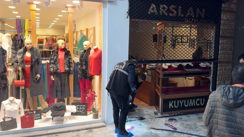 Bursa’da kuyumcu soygunu! 3 dakikada 500 bin lira değerindeki altınları çaldılar - Resim: 5