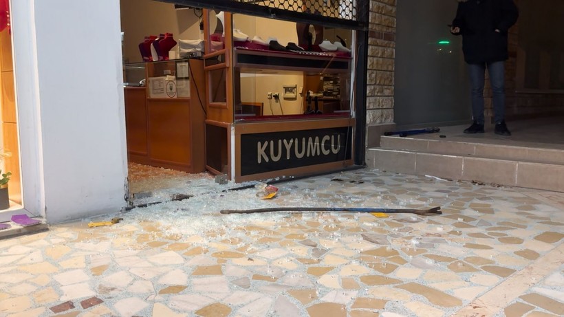 Bursa’da kuyumcu soygunu! 3 dakikada 500 bin lira değerindeki altınları çaldılar - Resim: 6