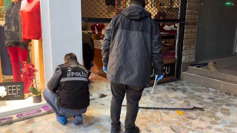 Bursa’da kuyumcu soygunu! 3 dakikada 500 bin lira değerindeki altınları çaldılar - Resim: 3