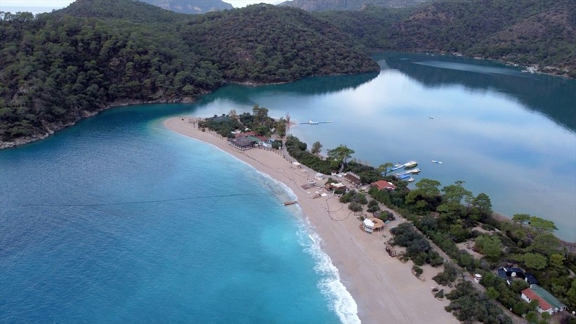 Fethiye Ölüdeniz'in rengi turkuaza döndü! Vatandaşlar sahilde yürüyüş yaptı - Resim: 5
