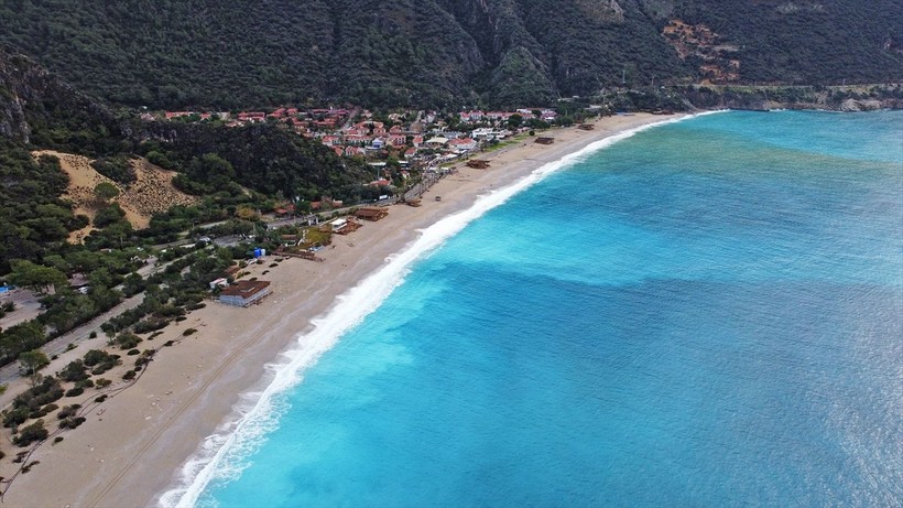 Fethiye Ölüdeniz'in rengi turkuaza döndü! Vatandaşlar sahilde yürüyüş yaptı - Resim: 7