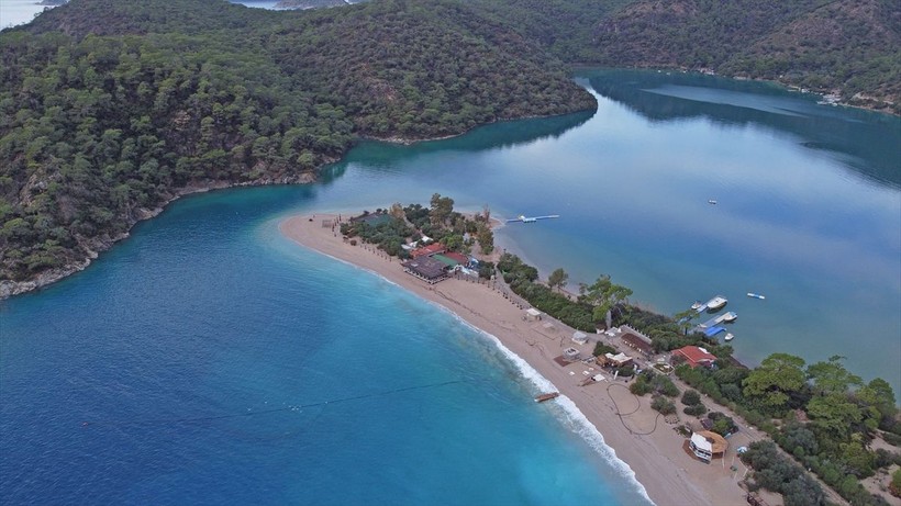 Fethiye Ölüdeniz'in rengi turkuaza döndü! Vatandaşlar sahilde yürüyüş yaptı - Resim: 9