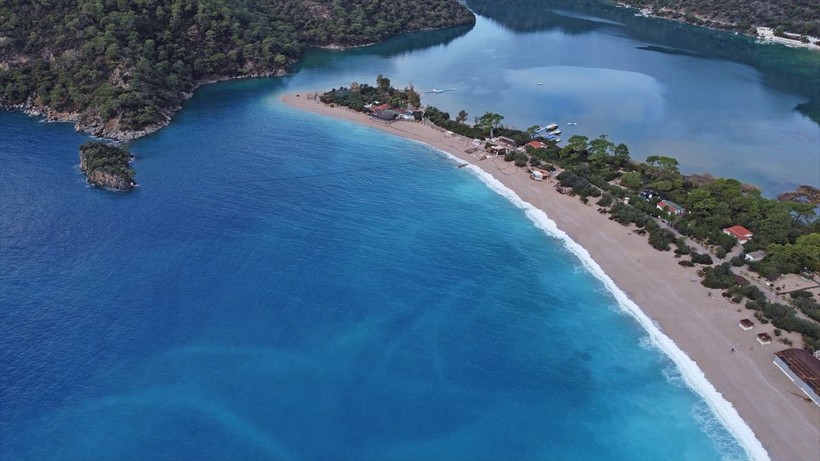 Fethiye Ölüdeniz'in rengi turkuaza döndü! Vatandaşlar sahilde yürüyüş yaptı - Resim: 10
