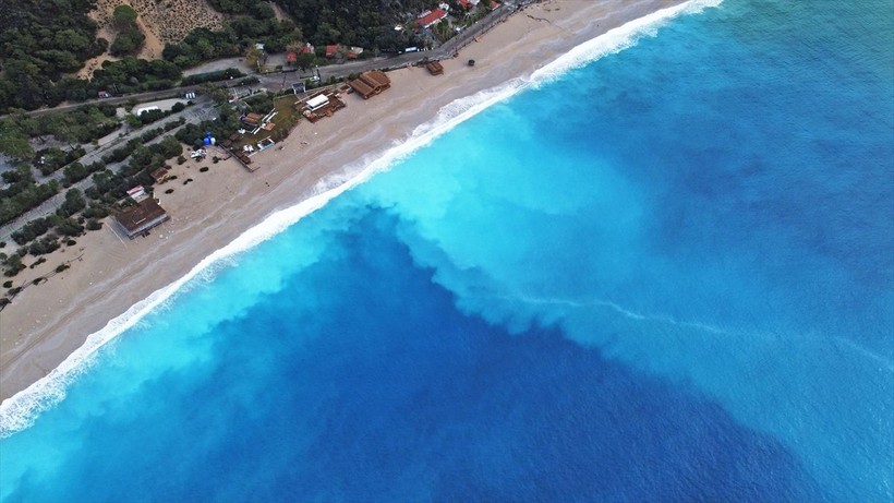 Fethiye Ölüdeniz'in rengi turkuaza döndü! Vatandaşlar sahilde yürüyüş yaptı - Resim: 11