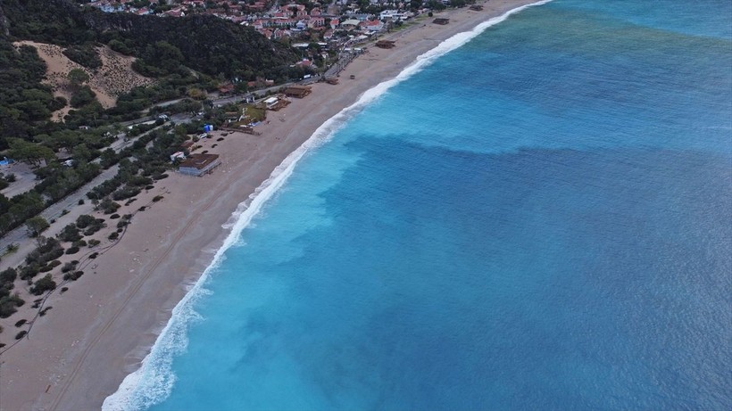 Fethiye Ölüdeniz'in rengi turkuaza döndü! Vatandaşlar sahilde yürüyüş yaptı - Resim: 12