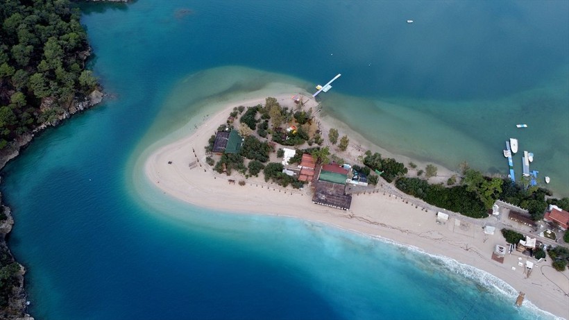 Fethiye Ölüdeniz'in rengi turkuaza döndü! Vatandaşlar sahilde yürüyüş yaptı - Resim: 13
