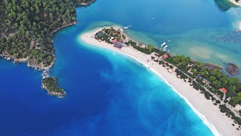 Fethiye Ölüdeniz'in rengi turkuaza döndü! Vatandaşlar sahilde yürüyüş yaptı - Resim: 14