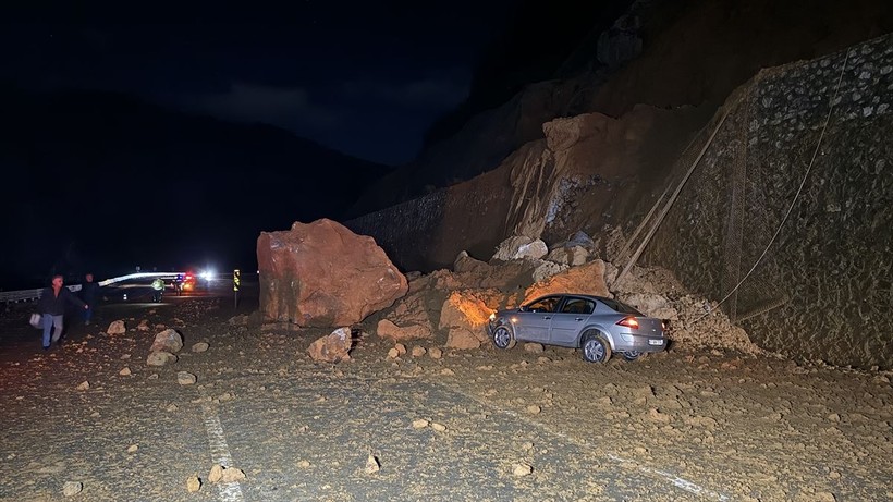 Zonguldak-Ankara kara yolunda meydana gelen heyelan sonrası çalışmalar devam ediyor - Resim: 1