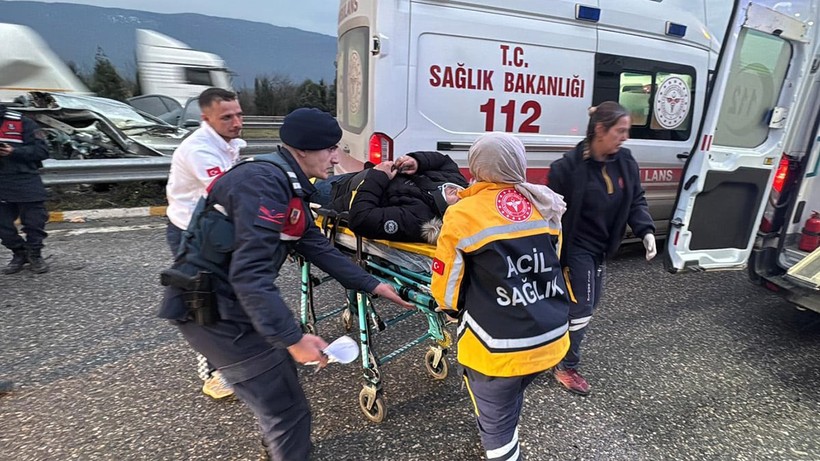 Düzce'de Anadolu Otoyolunda yaşanan feci kazada çok sayıda yaralı var - Resim : 1