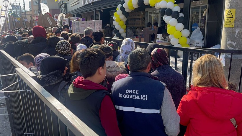 Bursa'da açılışa özel kampanya düzenleyen mağazada izdiham - Resim: 4