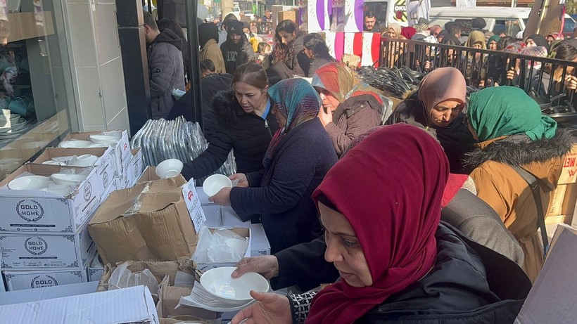 Bursa'da açılışa özel kampanya düzenleyen mağazada izdiham - Resim: 3
