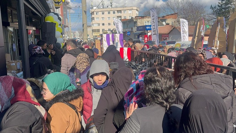 Bursa'da açılışa özel kampanya düzenleyen mağazada izdiham - Resim: 1