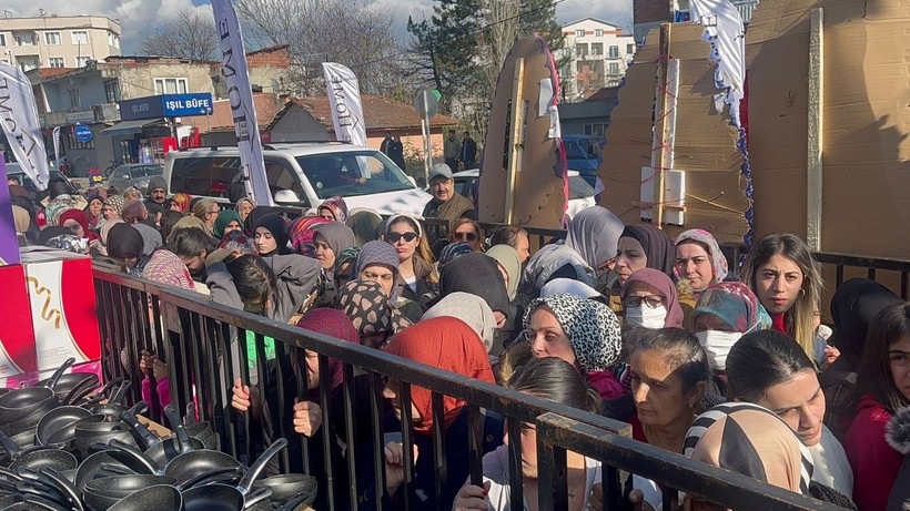 Bursa'da açılışa özel kampanya düzenleyen mağazada izdiham - Resim: 2