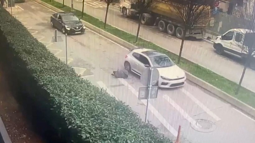 Beyoğlu'nda ayağından ve omzundan vuruldu; otomobilden yola atıldı - Resim: 3
