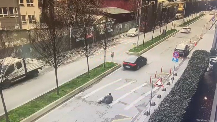 Beyoğlu'nda ayağından ve omzundan vuruldu; otomobilden yola atıldı - Resim: 1