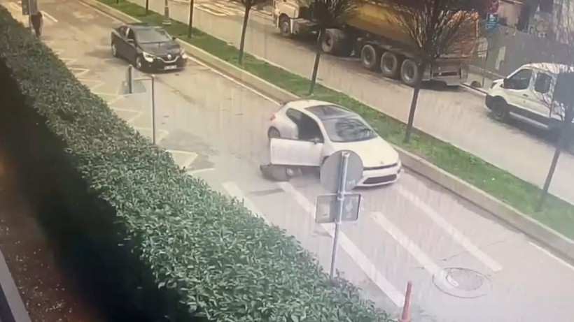 Beyoğlu'nda ayağından ve omzundan vuruldu; otomobilden yola atıldı - Resim: 4