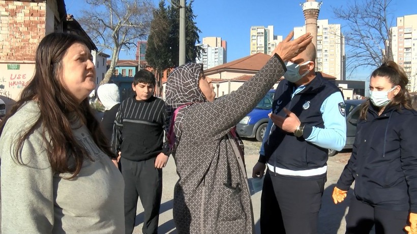 Bursa'da 2 katlı evinden 1 kamyon çöp çıkan kadının tepkisi şaşırttı! "Her şeyimi alıyorsunuz" - Resim: 1