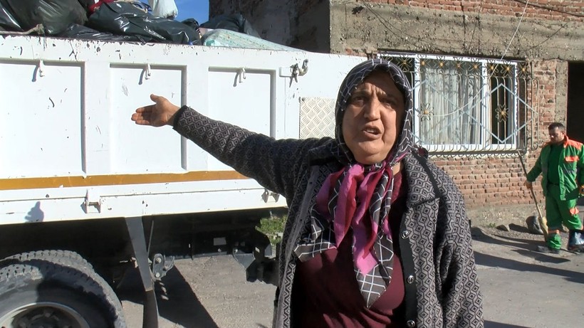 Bursa'da 2 katlı evinden 1 kamyon çöp çıkan kadının tepkisi şaşırttı! "Her şeyimi alıyorsunuz" - Resim: 13