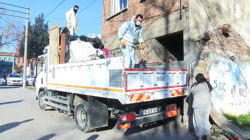 Bursa'da 2 katlı evinden 1 kamyon çöp çıkan kadının tepkisi şaşırttı! "Her şeyimi alıyorsunuz" - Resim: 12