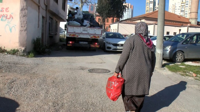 Bursa'da 2 katlı evinden 1 kamyon çöp çıkan kadının tepkisi şaşırttı! "Her şeyimi alıyorsunuz" - Resim: 6