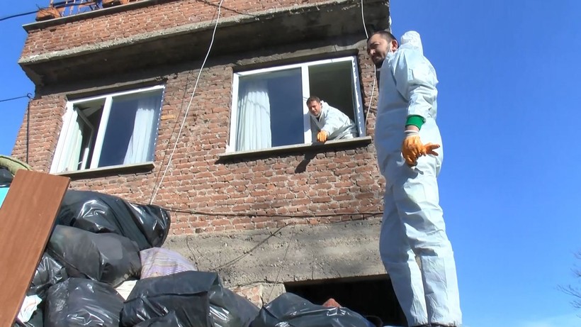 Bursa'da 2 katlı evinden 1 kamyon çöp çıkan kadının tepkisi şaşırttı! "Her şeyimi alıyorsunuz" - Resim: 7