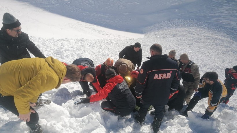 Erzurum'da üzerine çığ düşen iş makinesinin operatörü 80 metrelik uçuruma sürüklendi - Resim: 5