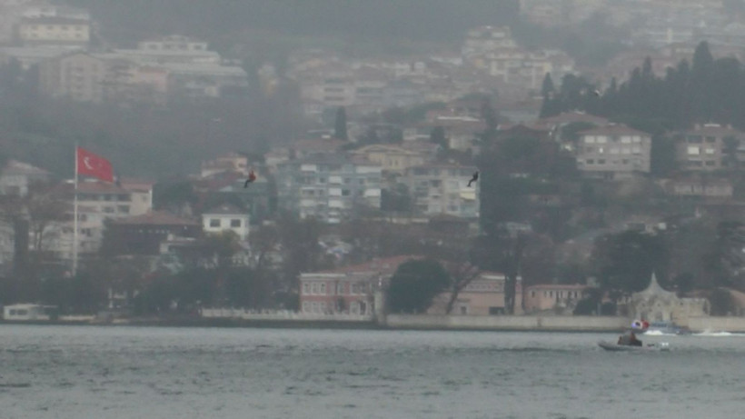 Türk kadınları 'Kadınlar Günü'nü kutluyor! 15 Temmuz Köprüsü'nden halatlarla botlara indiler - Resim: 9