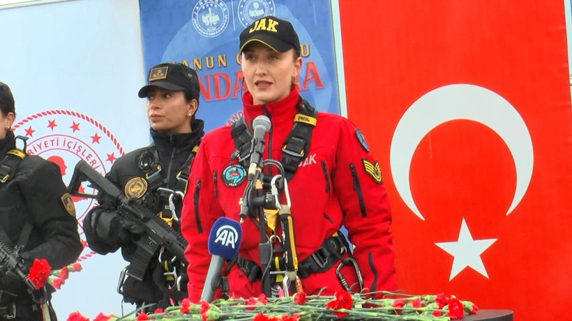 Türk kadınları 'Kadınlar Günü'nü kutluyor! 15 Temmuz Köprüsü'nden halatlarla botlara indiler - Resim: 4