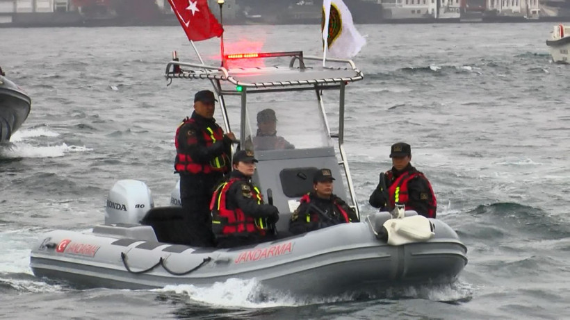 Türk kadınları 'Kadınlar Günü'nü kutluyor! 15 Temmuz Köprüsü'nden halatlarla botlara indiler - Resim: 7