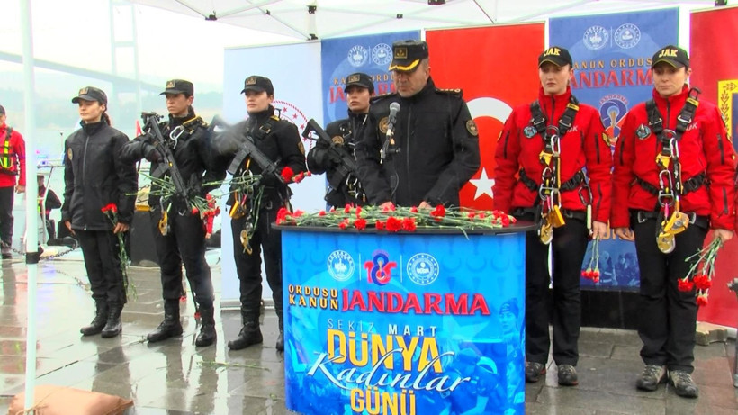 Türk kadınları 'Kadınlar Günü'nü kutluyor! 15 Temmuz Köprüsü'nden halatlarla botlara indiler - Resim: 3