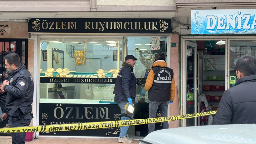 Bursa’da bir buçuk dakikada 3,5 milyonluk kuyumcu soygunu - Resim: 7