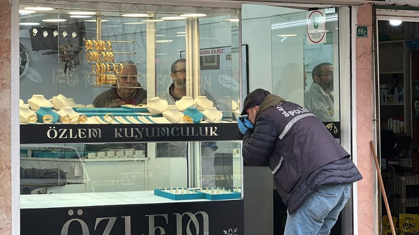 Bursa’da bir buçuk dakikada 3,5 milyonluk kuyumcu soygunu - Resim: 5