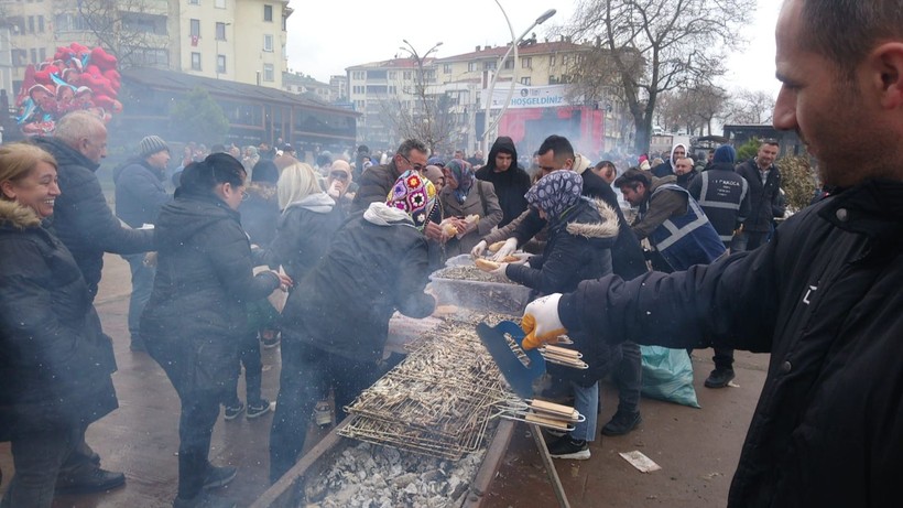 Düzce'de hamsi festivali: Metrelerce uzunlukta mangal kuruldu herkes balığa doydu - Resim: 5