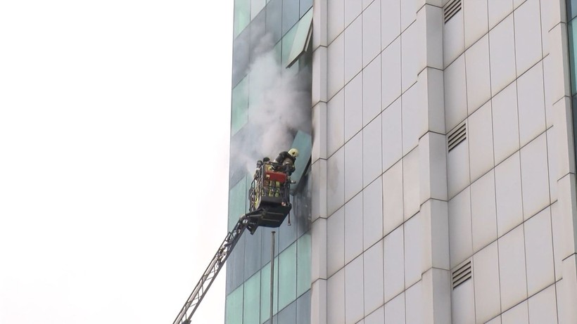 Zeytinburnu'nda 5 katlı iş merkezinde yangın! Yaralı var - Resim: 6